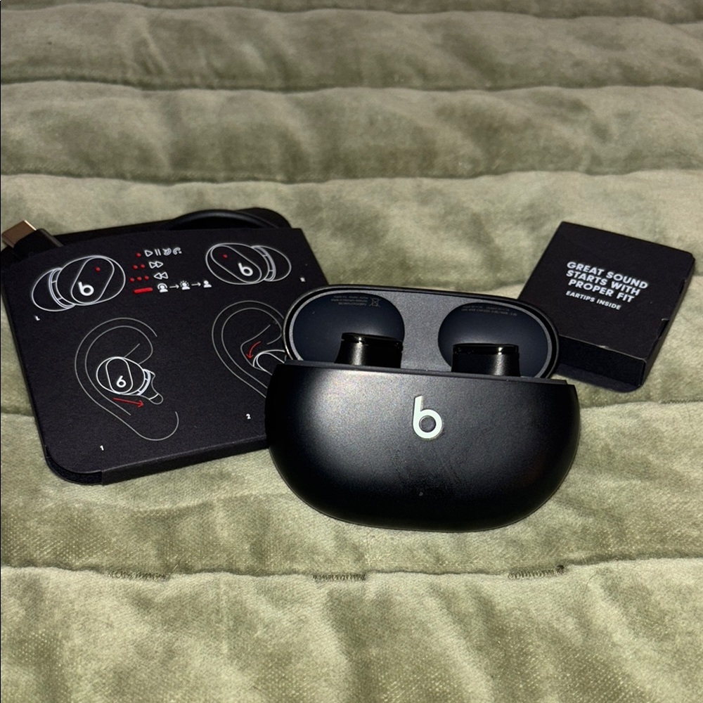 Beats Black Wireless Earbuds with Charging Case